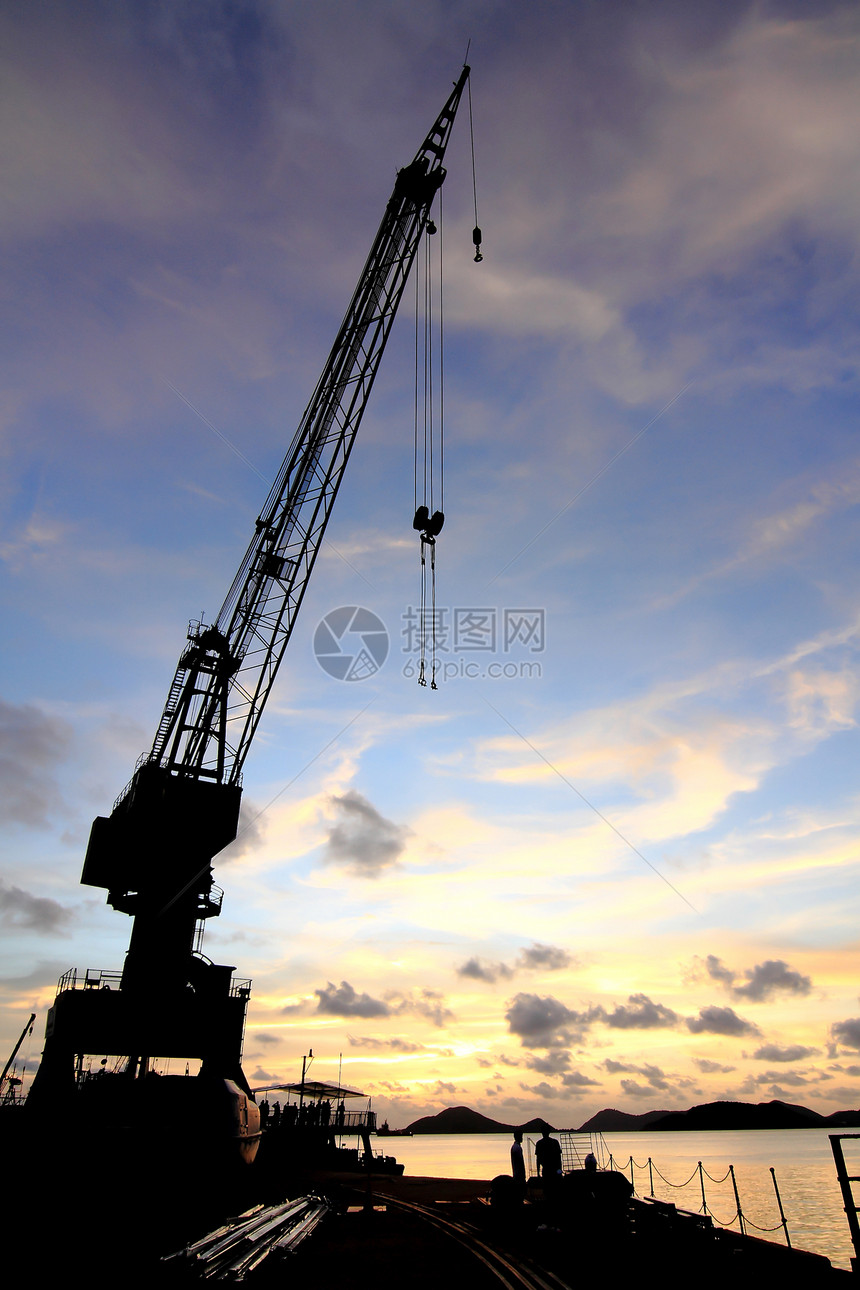 日落时码头的起重车货物避风港雕刻检修天空金属血管运输船厂出口图片
