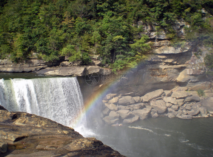 秋天的彩虹树木瀑布悬崖岩石溪流图片