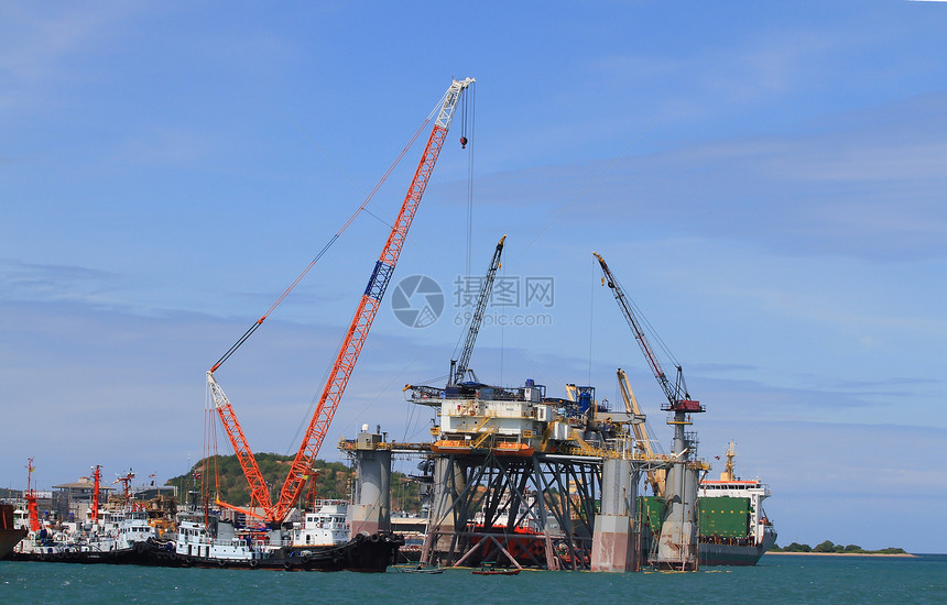 大型漂浮干码头轮船修理起重机船体橙子运输工业船运港口维修服务码头图片