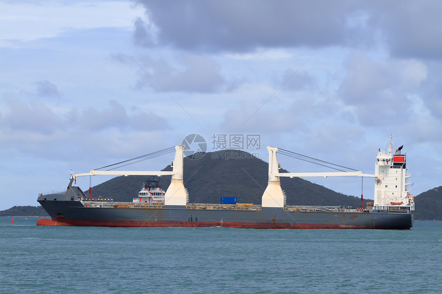 货船驶往港口船体商品导航天空力量渠道船运起重机贸易海军图片