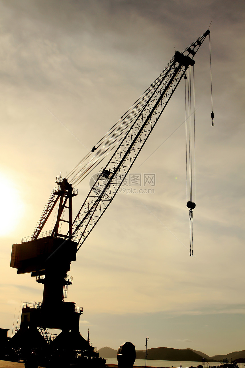 港口的起重机框架天空商业运输金属日落橙子码头后勤加载图片