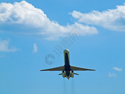 商业班机飞入半云层的蓝天上空假期航空车辆墙纸地平线翅膀飞机旅行蓝色引擎背景