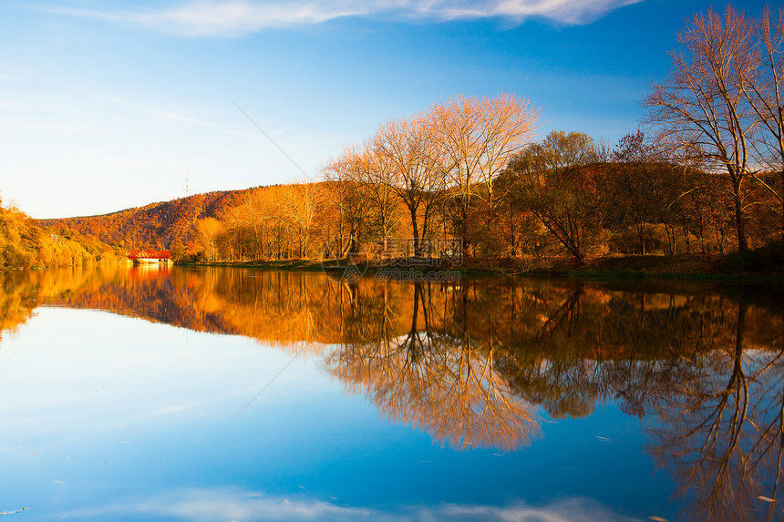 秋季河场景平底船黄色天空反射绿色美丽季节性阳光叶子图片