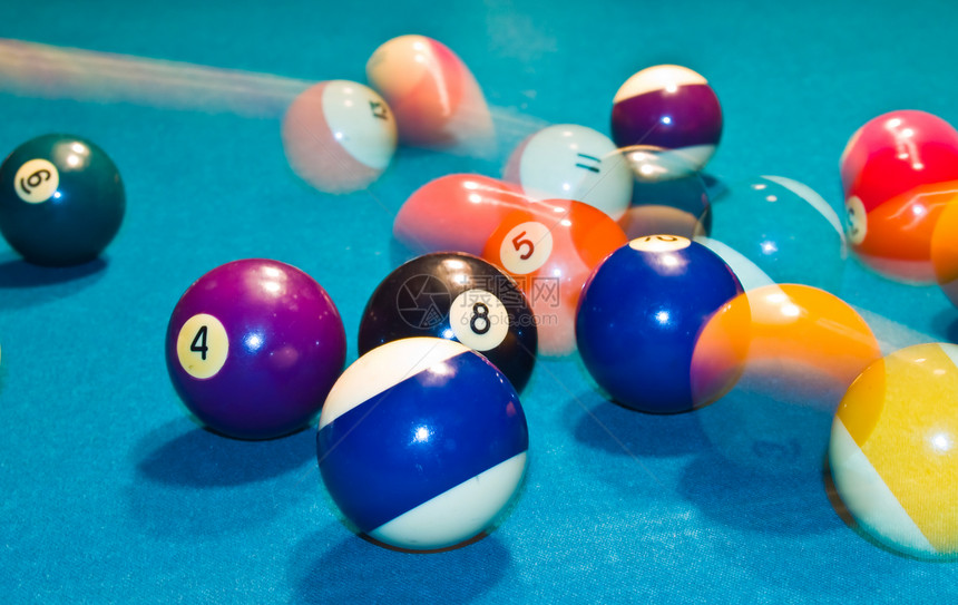 在绿色桌球桌上运动的Billiard球酒吧团体娱乐数字台球大厅圆圈毛毡爱好纺织品图片
