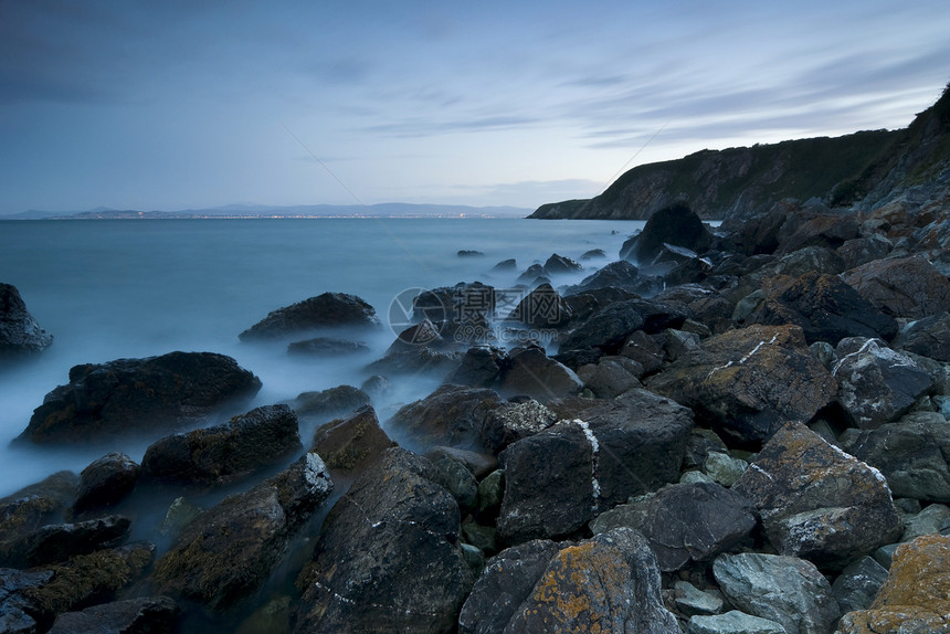傍晚海景沿海岩石天空日出石头地平线海浪支撑蓝色海滩图片