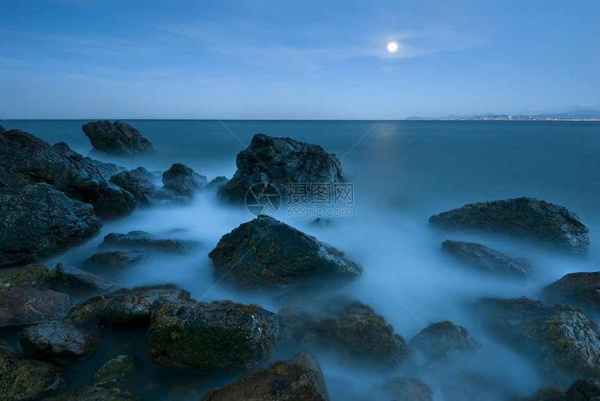 傍晚海景月亮海滩岩石日落天空支撑悬崖海浪地平线蓝色图片