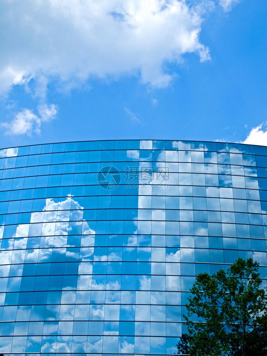 现代办公大楼窗户中反映的云层数网格玻璃蓝色镜子金融天空公司贸易城市多云图片