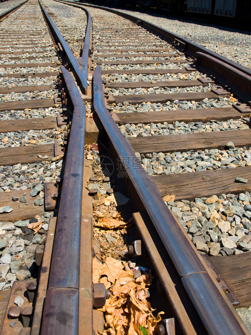 日光日对交汇处的旧铁路轨迹金属运输过境货物平行线火车路线后勤曲线旅行图片