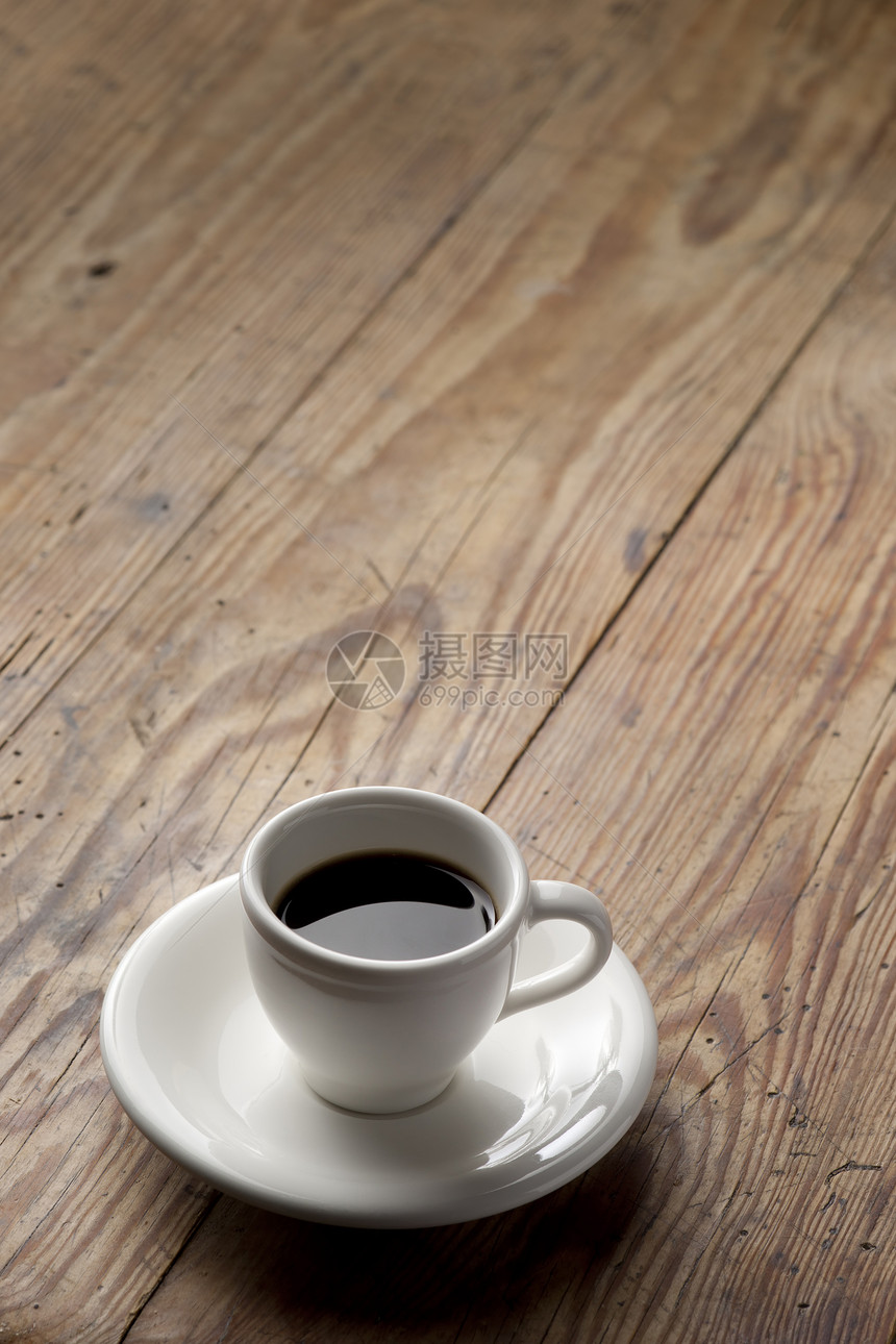 咖啡杯茶托白色咖啡店饮料咖啡木头黑色桌子杯子食物图片