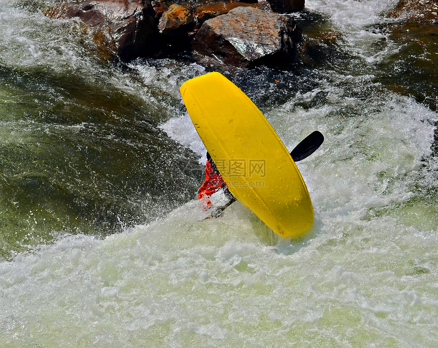 危险的 Kayak 翻转图片