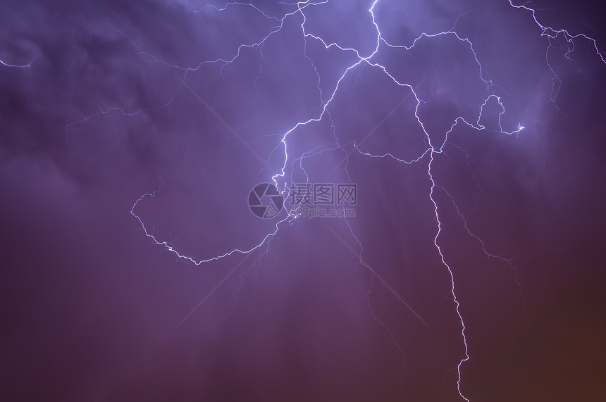 明亮的戏剧性闪耀风暴天际释放活力螺栓蓝色气候收费气象紫色图片