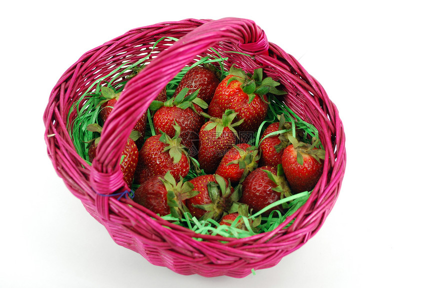 与新鲜草莓隔离的篮子图片