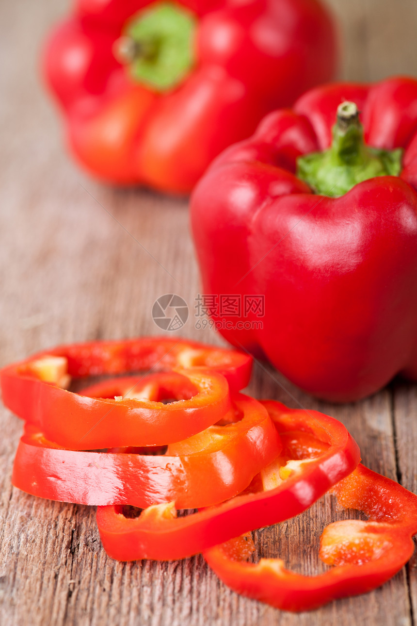 红胡椒营养蔬菜桌子木头辣椒美食宏观绿色活力红色图片