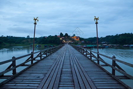 夜间木桥蓝色天空地标国家房子公园村庄小路建筑学热带高清图片