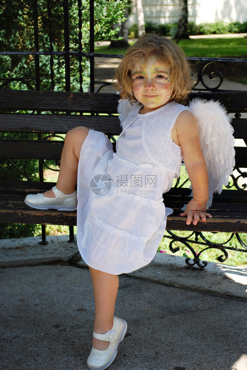 穿白裙子的小天使孩子图片