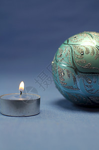 圣诞舞会和蜡烛庆典蓝色燃烧装饰品季节高清图片