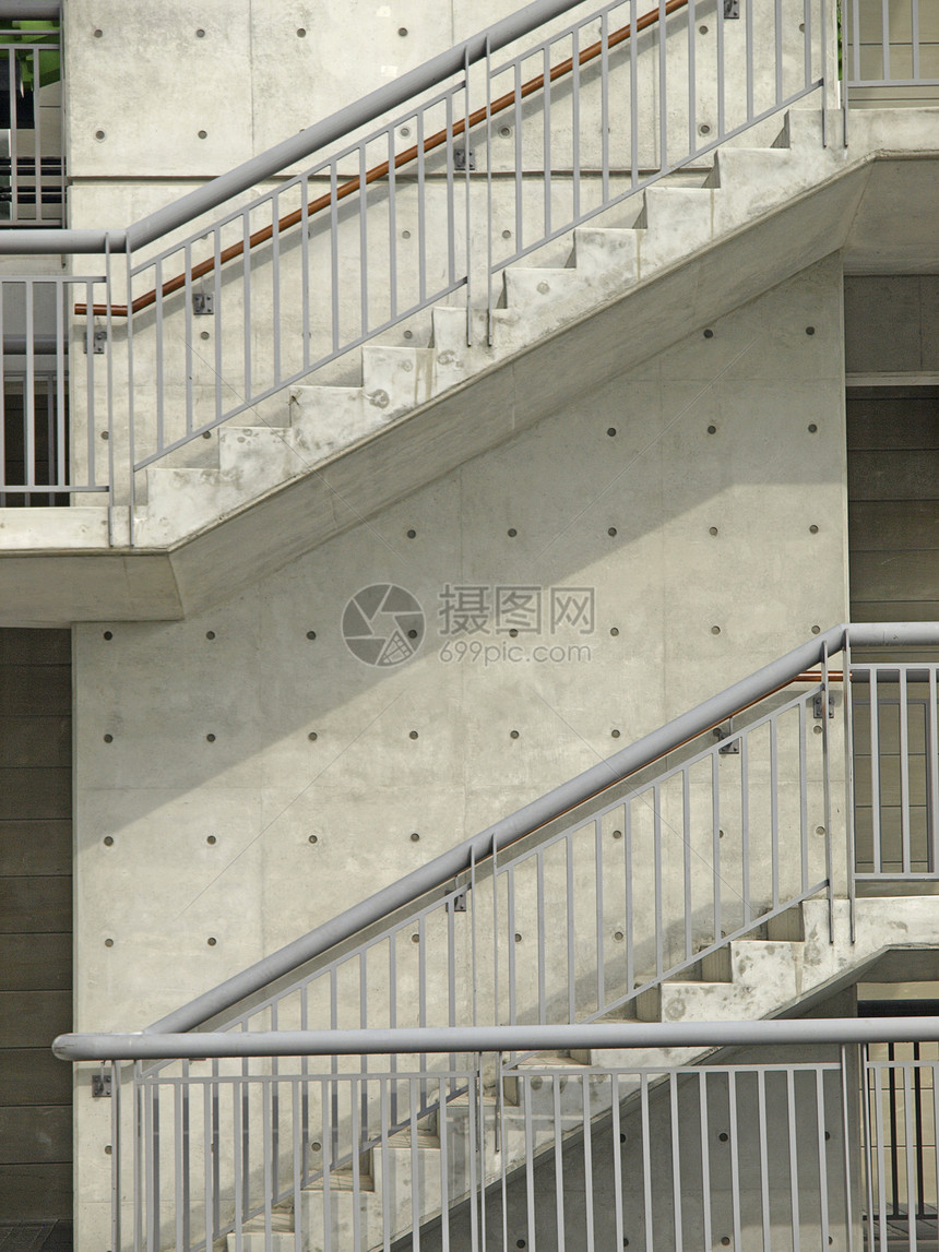现代建筑的外部楼梯倾斜框架脚步商业技术房子血统出口栏杆安全图片