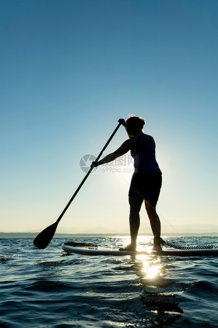 妇女划船站起桨板女性天空娱乐运动波浪成人立桨板图片