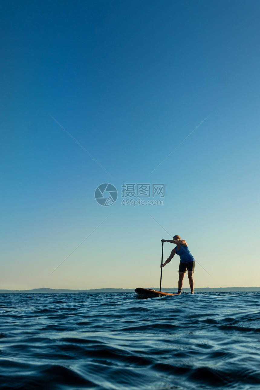 妇女划船站起桨板成人波浪运动娱乐立桨板天空女性图片