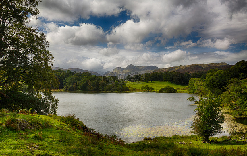 湖区池塘戏剧性射线英语国家风景晴天丘陵阳光蓝天图片