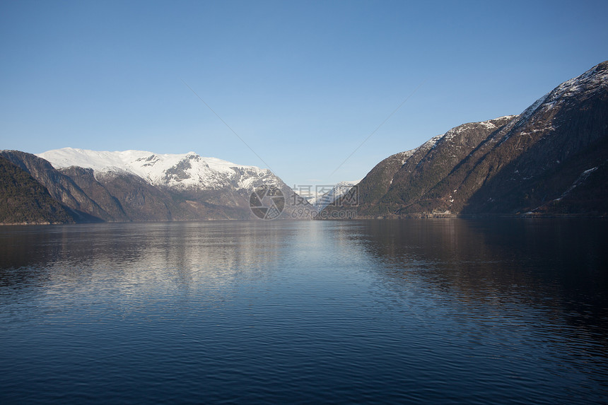 Fjord 位置游客荒野目的地森林天空旅游峡湾山脉树木文化图片