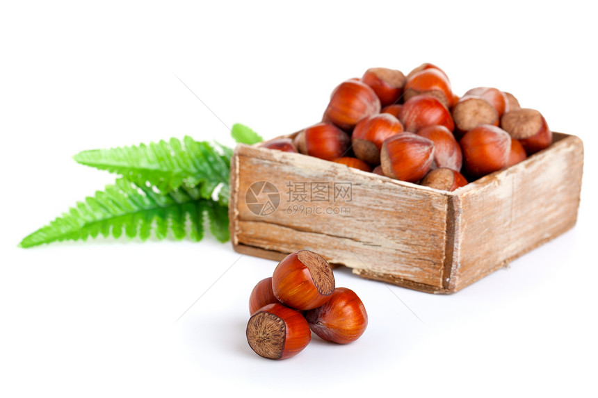 白色背景的木箱中胡桃子叶子季节性种子坚果核心棕色水果榛子食物宏观图片