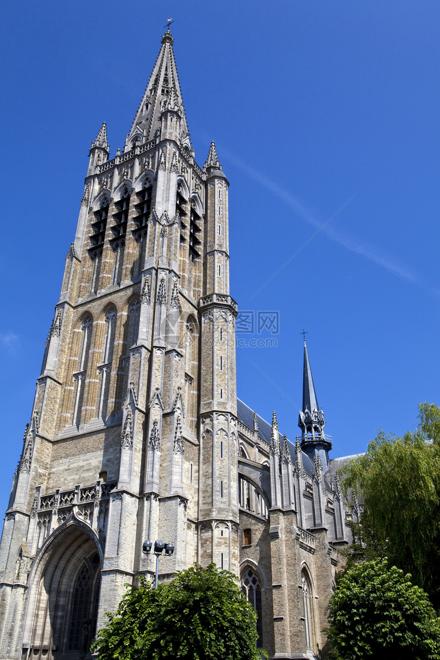 比利时Ypres圣马丁大教堂字体玻璃旅游十字地标建筑学旅行景点彩色尖顶图片