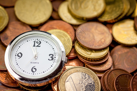 时钟和钱素材5至12欧元硬币和时钟背景