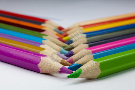 彩色交叉铅笔背景图片