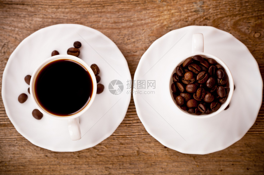 两杯咖啡加满咖啡酿造休息桌子豆子粮食杯子棕色味道黑色木头图片