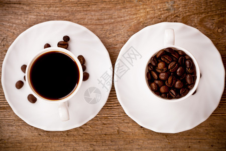 两杯咖啡加满咖啡酿造休息桌子豆子粮食杯子棕色味道黑色木头背景图片