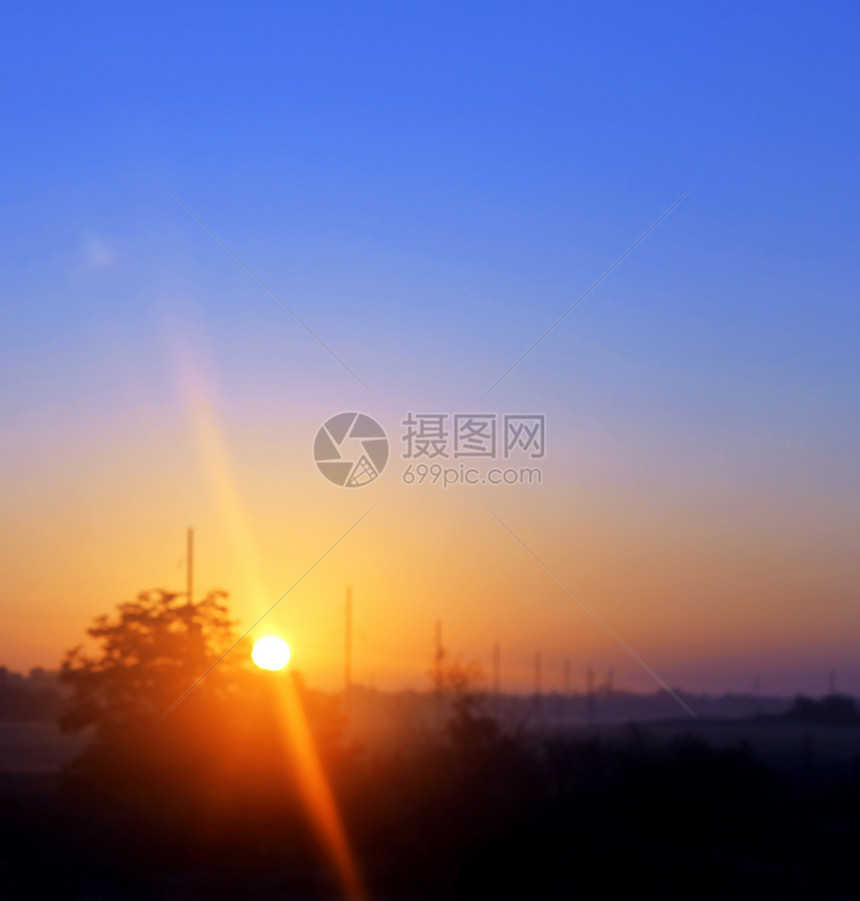 太阳升起在夏天的小镇上 北高加索风景季节圆形太阳光蓝色工业天空晴天射线红色图片