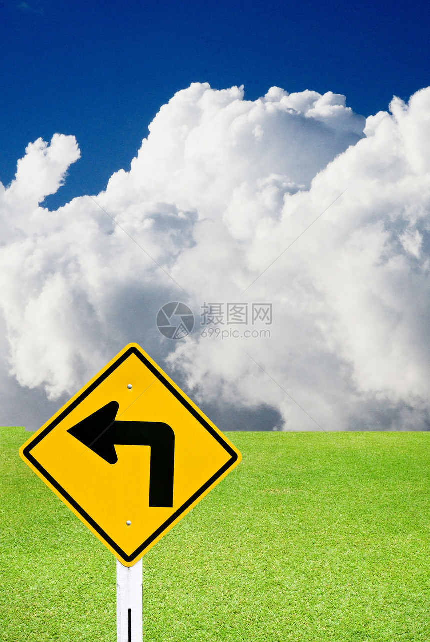 左转标志 有美丽的绿草地和阴云的天空场地邮政天气街道假期危险路标注意力安全教育图片