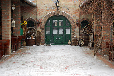 马车门与旧农场院子的冬季现场背景