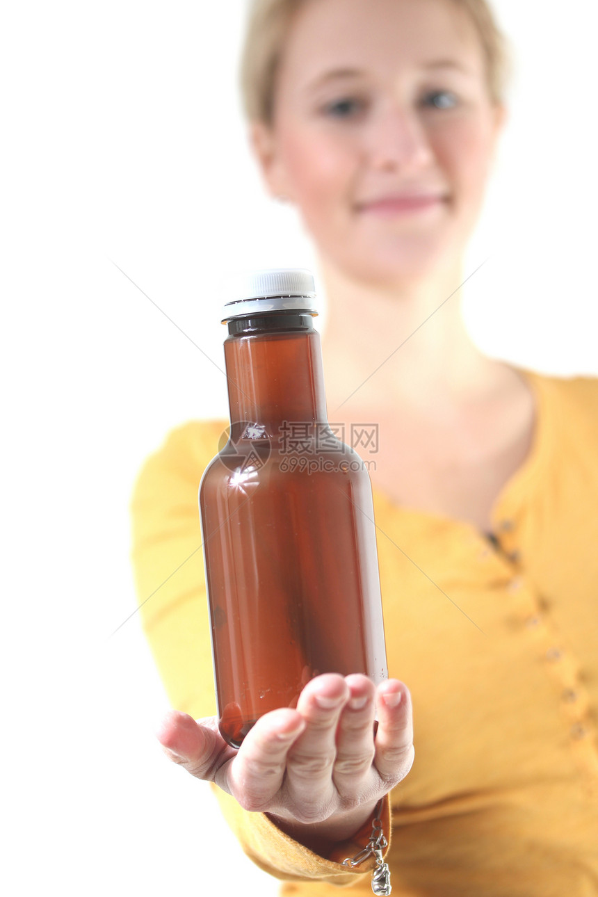 女孩拿着棕褐纯瓶子微笑金发成人女性女郎棕色白色女士黄色活动图片