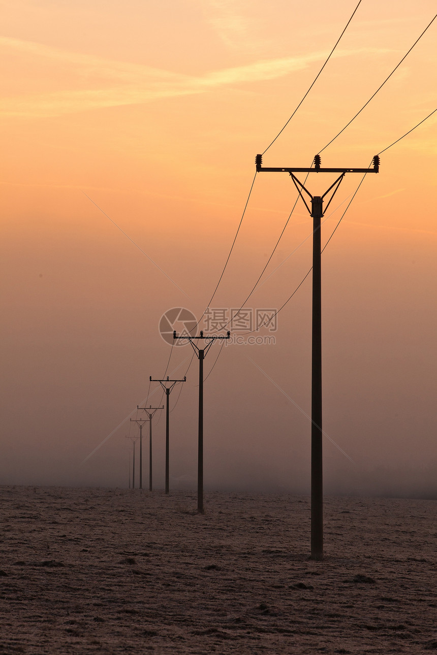 雾中活力阳光天空日落技术电缆太阳电话薄雾路口图片