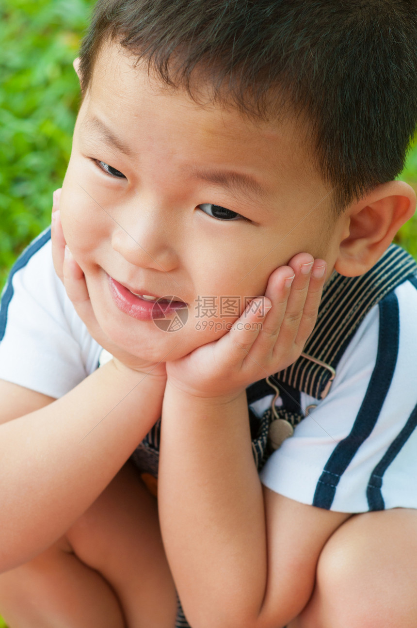 亚洲男孩男性婴儿男生花园喜悦下巴青年后代公园小学生图片