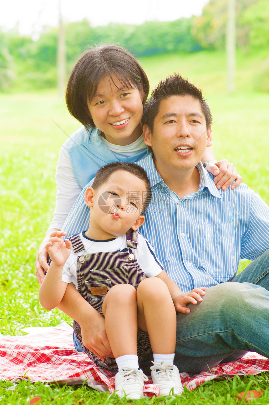 亚洲户外家庭男生父母公园丈夫乐趣母亲拥抱孩子父亲女性图片