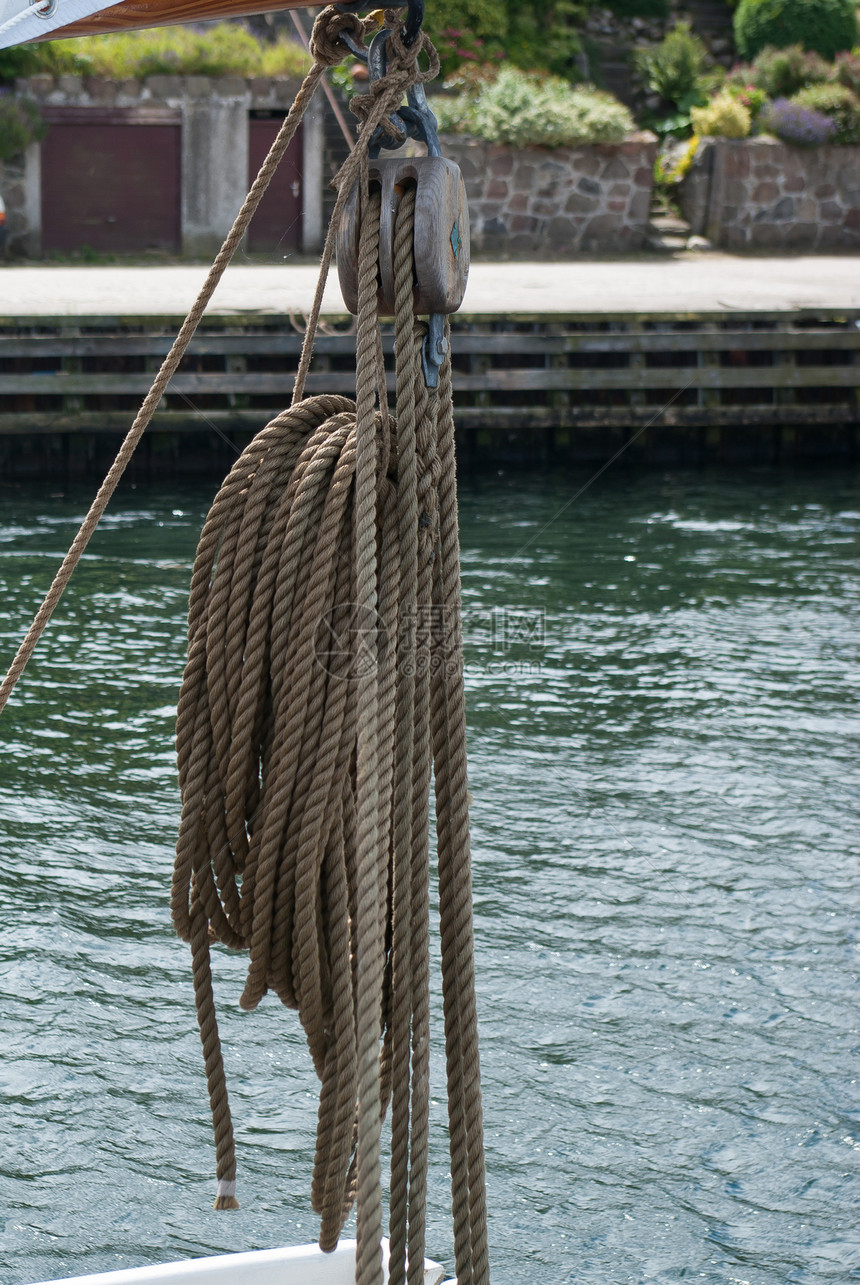 一艘帆船上的风绳和滑轮环形静物闲暇码头抢断甲板航行索具运输海洋图片