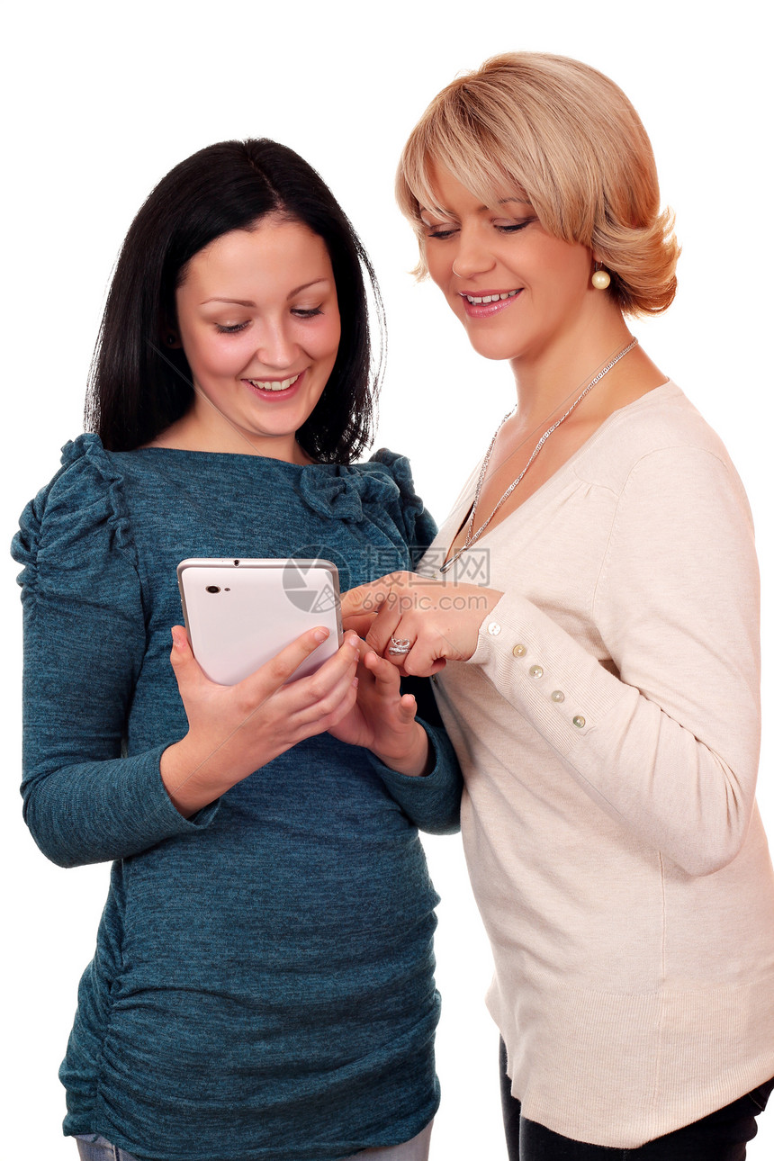 妇女及少女玩平板电脑图片