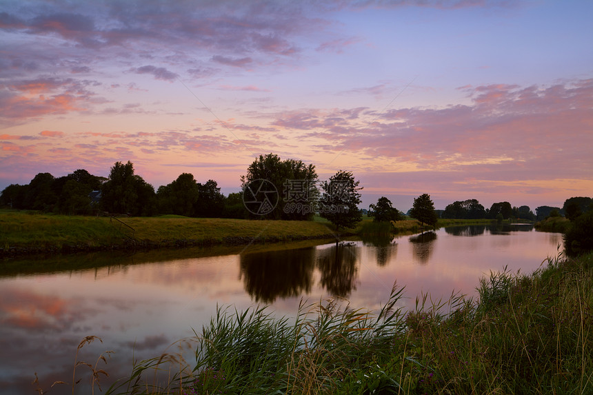 格罗宁根河上日出渠道太阳日落农村天空乡村反射荒野图片