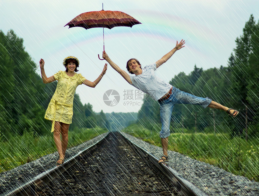 雨下情侣图片