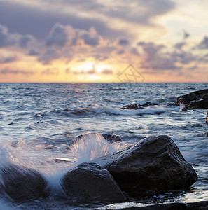 傍晚海上石头运动岩石海岸风景日落波浪背景图片