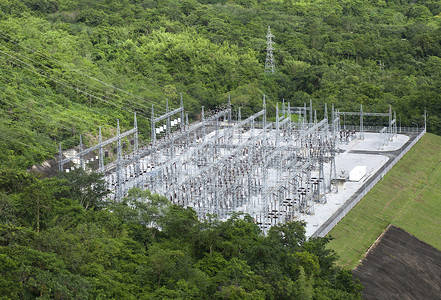 高压变电站植物生产金属森林交换电气基础设施设施丛林绝缘背景图片