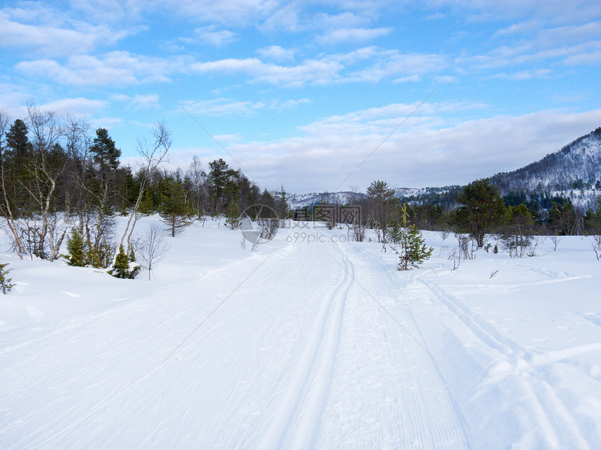 寒冬日的滑雪足迹图片