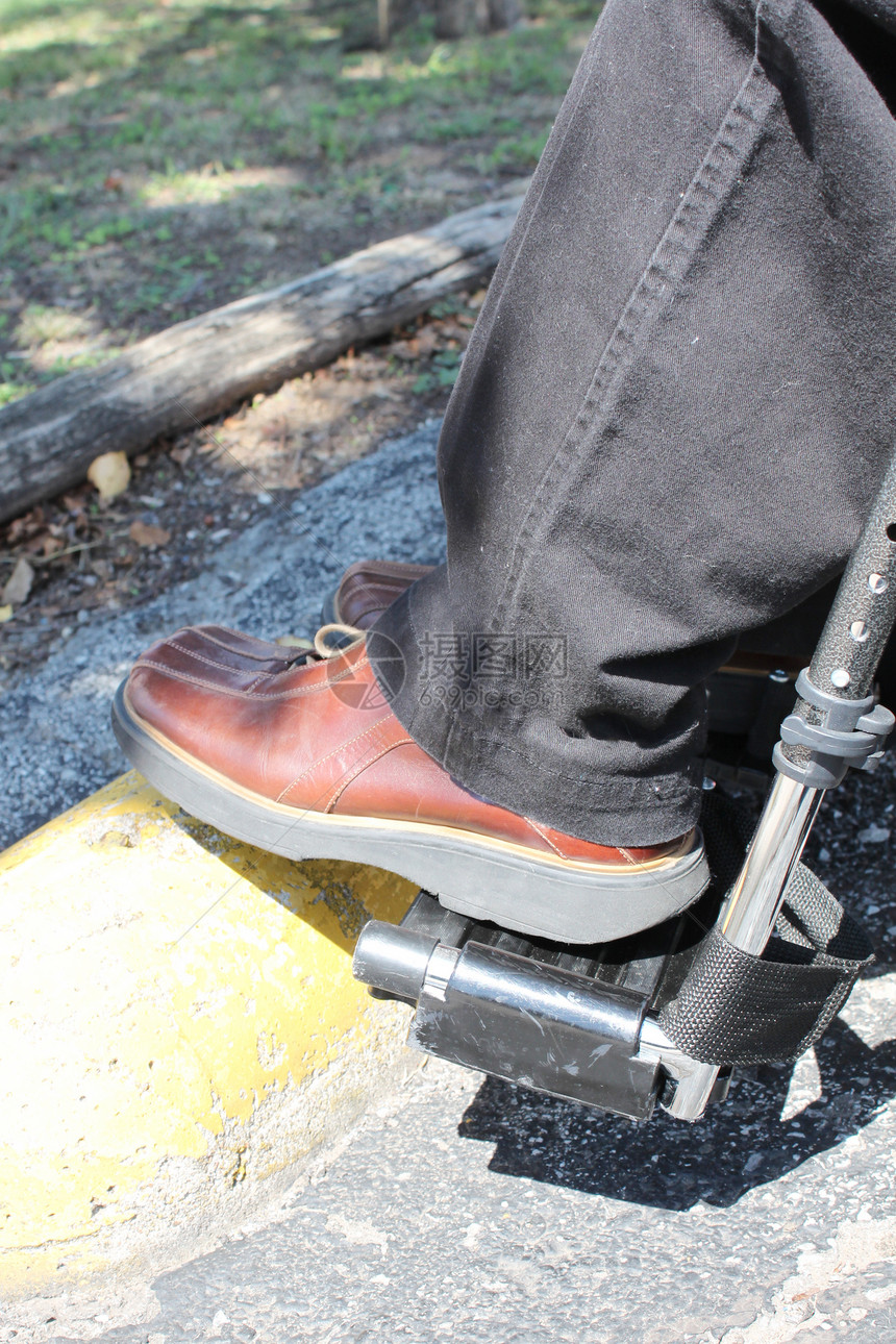 轮轮椅概念运输女孩帮助椅子卫生残障保健车轮车辆机动性图片