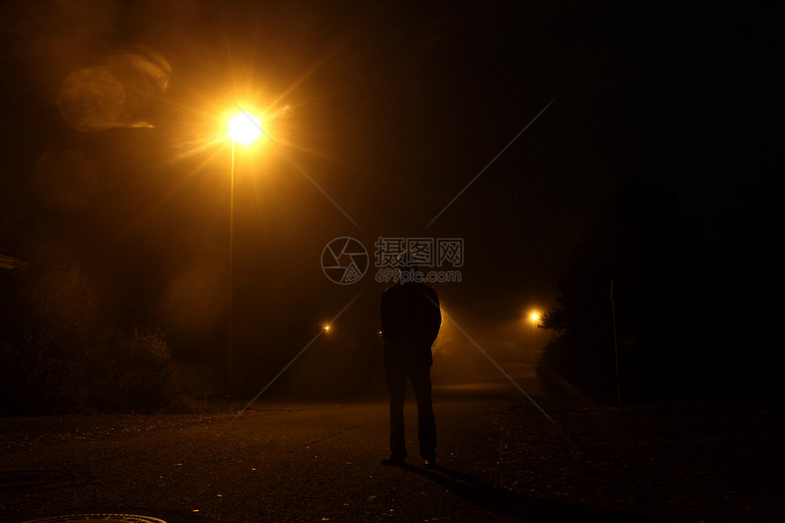 黑夜中的众人的影子魔法森林天气叶子黑色薄雾男人橙子路灯情绪图片