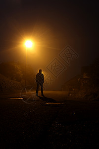 黑夜中的众人的影子薄雾地面树木魔法情绪路灯叶子黑色街道男人背景图片