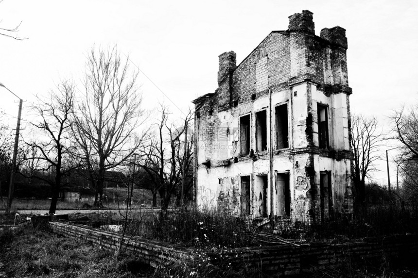 黑白的 破旧的房屋阴影拆除材料树木石工障碍废墟碎片瓦砾房子图片