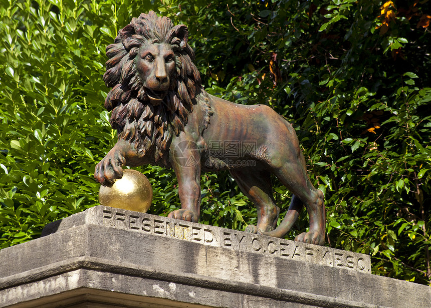 巴斯皇家大道上的狮子雕像图片
